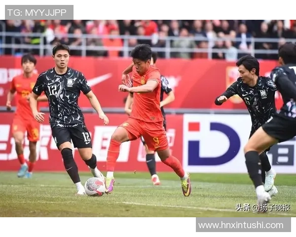 国足与韩国球员赛场冲突引发热议打架视频引发球迷关注与讨论